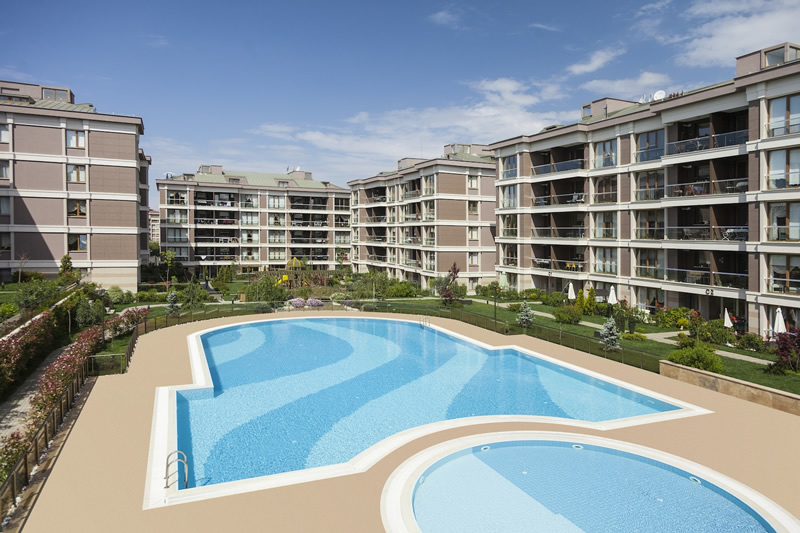 Beşyıldız’ın az katlı ve modern bir başka projesi olan Mira Çekmeköy, kaliteli ve şık iç dekorasyona sahip daireleri kadar, peyzaj zenginliği ile de öne çıkıyor. 16.000 m2alanda sadece 160 konuta yer verilen projenin sakinleri hem şehre yakın olmanın hem de doğanın tadını çıkarma şansına sahip.