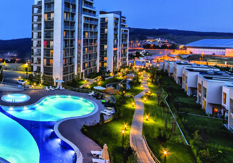 Villalarla az katlı binaları doğa ve ortak yaşam alanlarına saygı duyarak, sakinlerinin huzur ve yaşam standartlarını gözetecek şekilde buluşturan Mira Kurtköy, 335 aileye ev sahipliği yapmak üzere Beşyıldız değerleri ile inşa edildi.