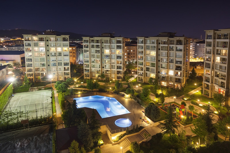 Çekmeköy’ün merkezinde yer alan Serena, 2007 yılında inşa edilmiş olsa da modern mimarisi ile bugünü yakalayarak Beşyıldız’ın zamanın ötesinde konutlar tasarlama hedefini de yansıtmakta.